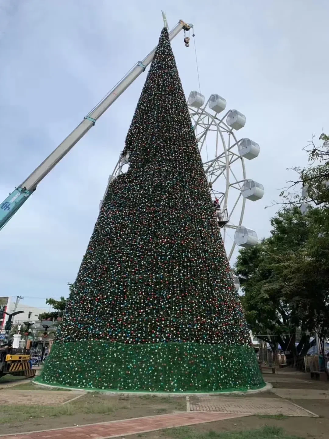 Cara Memasang Pokok Krismas Luaran Giant Dengan Selamat